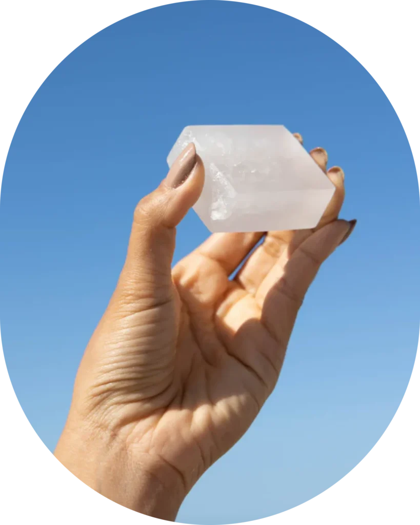 Mão segurando pedra de cristal natural Alva